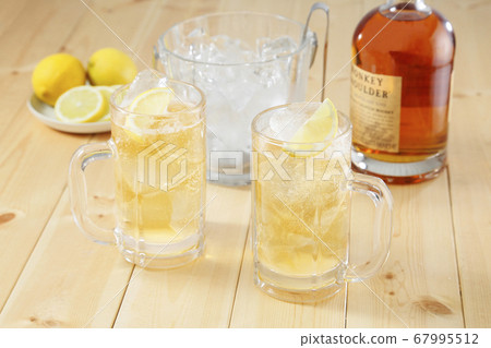 Highball whiskey liquor Highball whiskey liquor 67995512