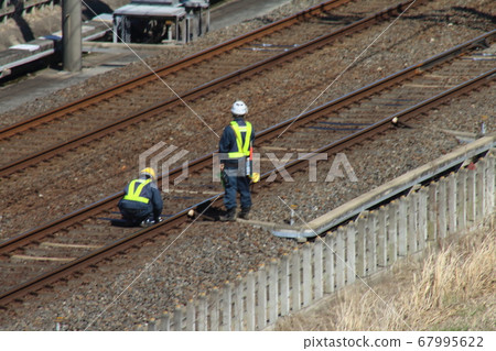 軌道維修工人檢查軌道 軌道維修工人檢查軌道 67995622
