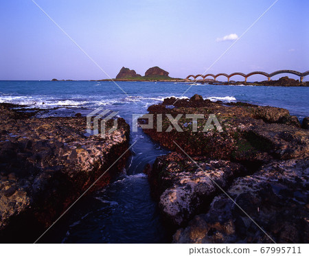 Coastal Rock Bridge, Sanxiantai Coast, Taitung Coastal Rock Bridge, Sanxiantai Coast, Taitung 67995711