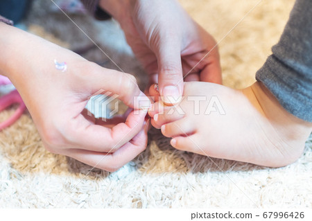 孩子的腳，女孩腳上貼有指甲 67996426
