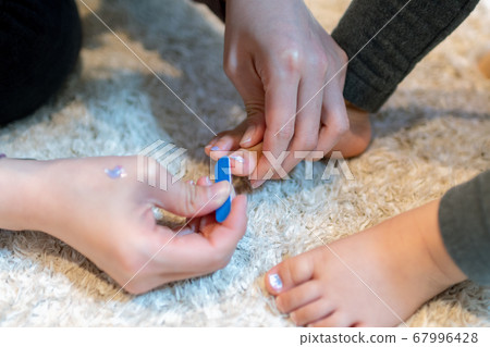 孩子的腳,女孩腳上貼有指甲 孩子的腳,女孩腳上貼有指甲 67996428