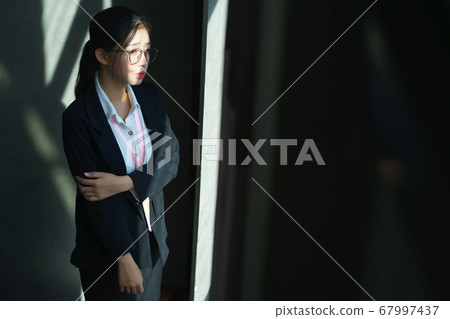 Business woman, thinking Business woman, thinking 67997437