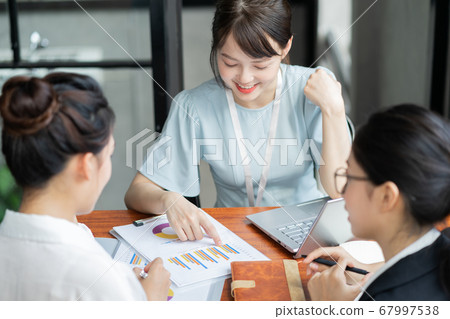 Business woman, teamwork 67997538