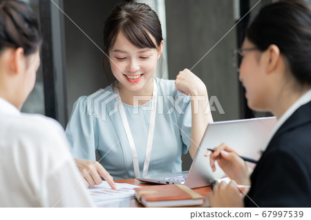 Business woman, teamwork 67997539