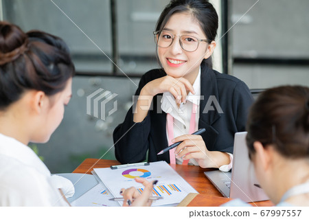 Business woman, teamwork Business woman, teamwork 67997557