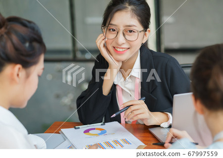 Business woman, teamwork 67997559