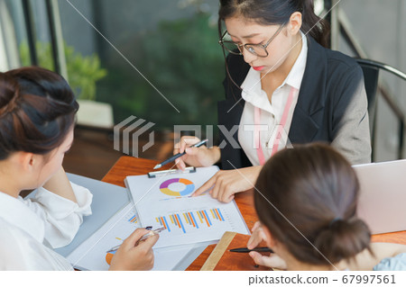 Business woman, teamwork Business woman, teamwork 67997561