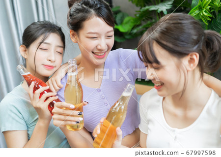 Women party, drinking 67997598