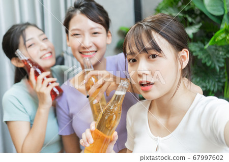 Women party, drinking 67997602