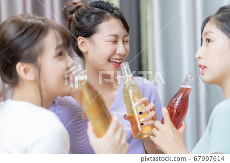 Women party, drinking 67997614