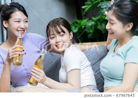 Women party, drinking 67997645