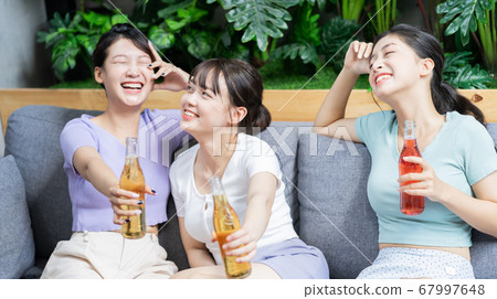 Women party, drinking 67997648