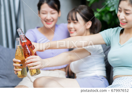 Women party, drinking 67997652