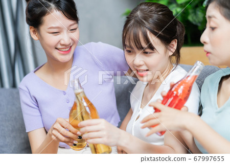 Women party, drinking 67997655