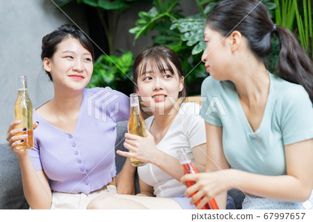 Women party, drinking 67997657