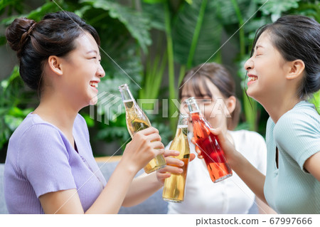 Women party, drinking 67997666
