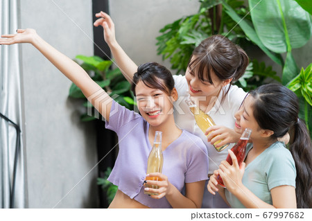 Women party, drinking 67997682