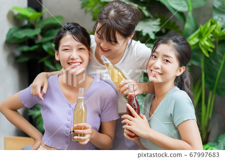 Women party, drinking 67997683