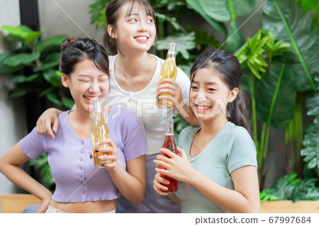 Women party, drinking 67997684