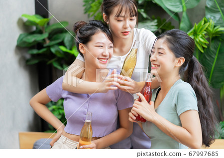 Women party, drinking 67997685