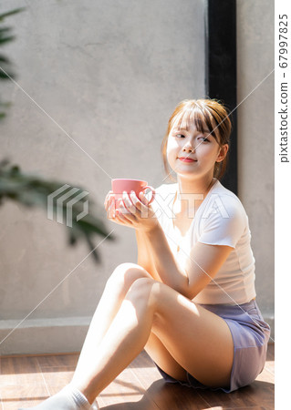 Woman lifestyle 67997825