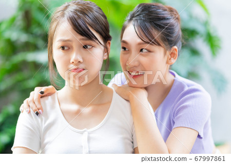 Women argrument 67997861