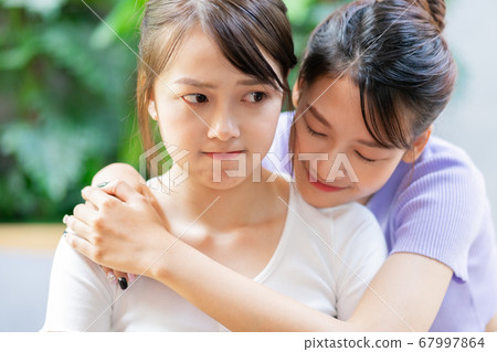 Women argrument 67997864