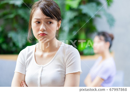Women argrument 67997868