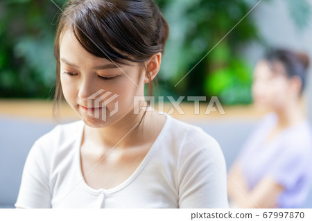 Women argrument 67997870