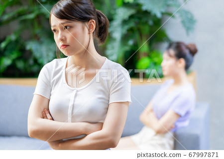 Women argrument 67997871