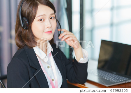 Business woman working 67998305