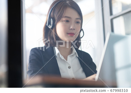 Business woman working 67998310