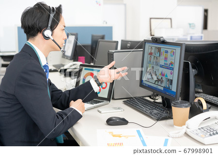 A business man talking to an employee who is teleworking at a web conference with one person in Corona's baldness A business man talking to an employee who is teleworking at a web conference with one person in Corona's baldness 67998901