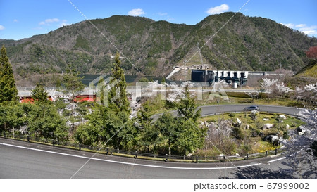 櫻花和鬼妮壩的春天風景 櫻花和鬼妮壩的春天風景 67999002