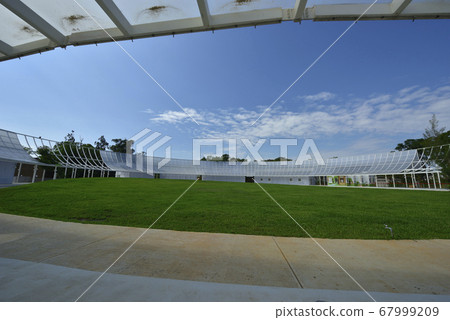 運動場的草坪和透光的玻璃建築物 67999209