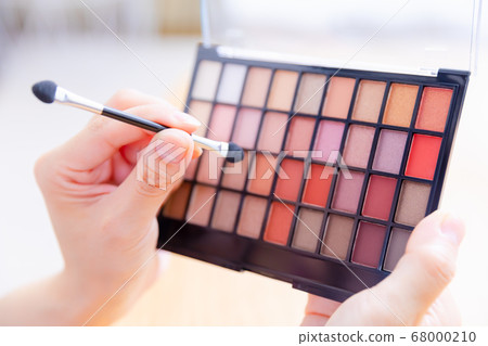 Eye shadow palette at hand Eye shadow palette at hand 68000210
