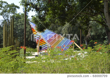 彩虹顏色的舞台和公園景觀 68000709