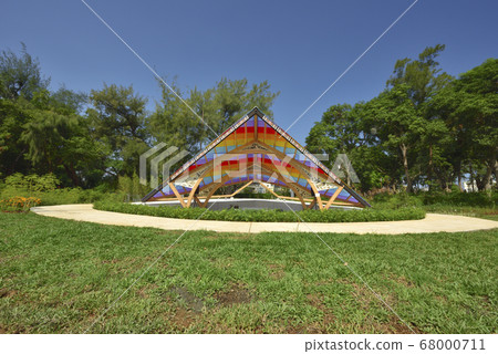 彩虹顏色的舞台和公園景觀 彩虹顏色的舞台和公園景觀 68000711