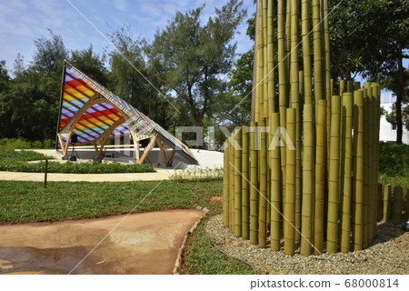 彩虹顏色的舞台和公園景觀 68000814