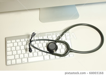 醫用聽診器和鍵盤 68003168