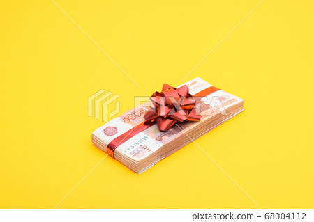 Gift pack of five thousandth Russian bills on a 68004112