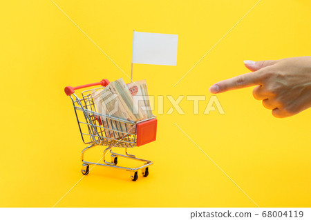 Hand points to a grocery cart with a bundle of 68004119
