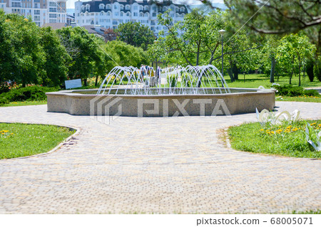 Beautiful small fountain in the city park "Nut Beautiful small fountain in the city park "Nut 68005071