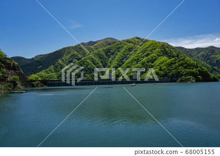新鮮的綠色奧多摩湖，北海岸的藍天和南側的山脈 68005155