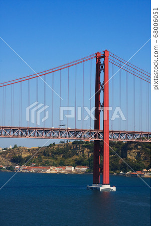 Ponte 25 de Abril. The Ponte 25 de Abril is a suspension bridge across the river Tejo linking the cities of Lisbon and Almada in Portugal. Ponte 25 de Abril. The Ponte 25 de Abril is a suspension bridge across the river Tejo linking the cities of Lisbon and Almada in Portugal. 68006051
