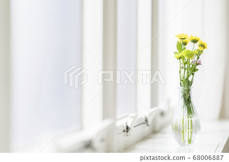 放在窗台上的花瓶 68006887