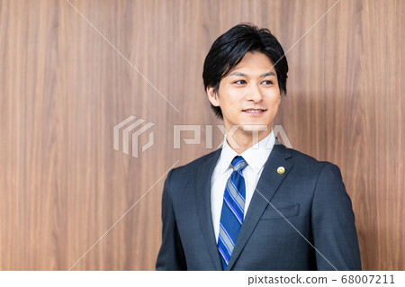 站在法院的男律師 68007211