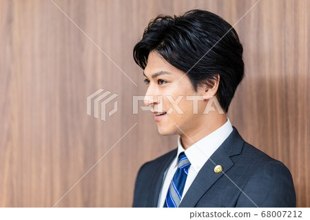 站在法院的男律師 68007212
