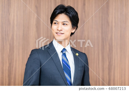 站在法院的男律師 68007213