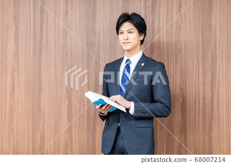 站在法院的男律師 68007214